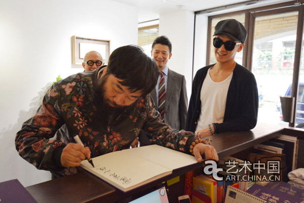 艺术家李津为演员柯震东签名