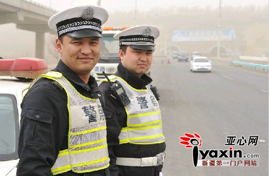 阿迪力江艾山(前)警官和玉素甫苏莱曼(后)警官在自己的工作岗位上展现甜美的笑容。 亚心网记者 李铁军 二十多分钟后,车行驶到西外环路离九家湾出口近一公里时,车胎爆了。路上有一口井没有井盖,前面的车挡住了我的视线,等我看到时, 猛打了一把方向,前轮是幸免了,右侧后轮遭了殃。 陶碧菁立即给爱人打电话,爱人支招:把备胎换上就行了。换胎?车里没有工具。 无可奈何的陶碧菁只好和女儿在路边拦车。拦了将近二十分钟,没有一辆车停下,也没有出租车经过。要是给拖车公司打电话,也不知道什么时候才能赶到。带了这么多行李