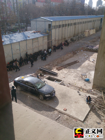 　　4月8日下午工地门后大量黑色制服的保安和损坏的车辆。吴平摄