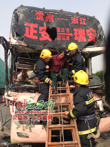 沪昆高速昌樟段发生3起货客车追尾事故 致4人