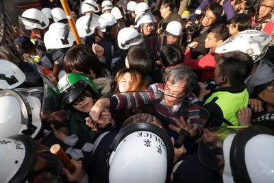 民众与防暴警察对峙。图片来源：台媒