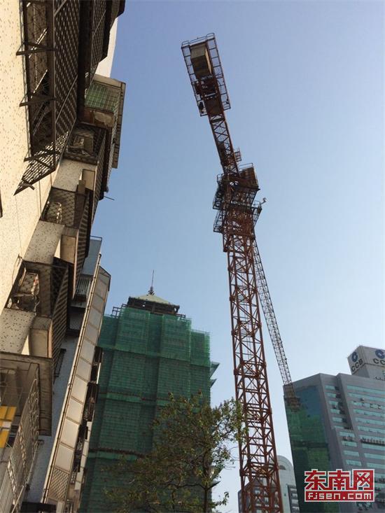 工地和小区仅一墙之隔 东南网4月16日讯(本网记者 卢金福 实习生 林梦颖)近日,有市民向东南网记者反映称,福州古田支路福龙泉会所建设工地存在安全隐患,塔吊吊臂配重水泥板高悬玉融花园住宅区出入通道,却无任何安全保障设施,居民出行步步惊心。 15日下午4时许,记者来到了福州古田支路,发现福龙泉会所建设工地里矗立着一架塔式起重机。不过,记者在现场时,塔吊并没开展作业。玉融小区和工地仅一墙之隔。记者走进小区出入通道,一抬头发现,塔吊吊臂的尾部就处通道的正上方。吊臂尾部安装了一些重物,但其下方区域并没有设置安