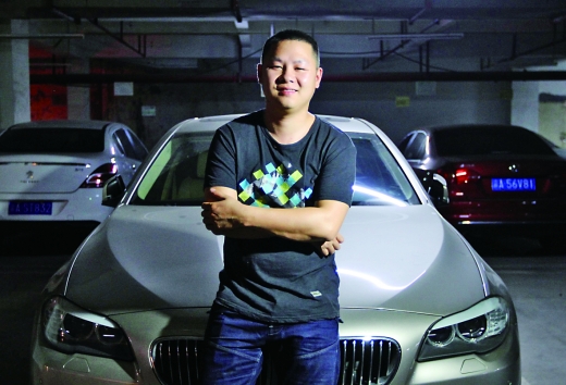 货车侧翻下陡坡,司机被困过路宝马哥冲进驾驶