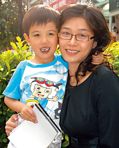 43岁张慧仪月花10万养子 放弃大陆富商回港|张