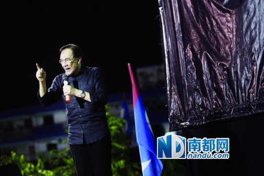 3月21日晚，马来西亚加影体育场，加影补选前的反对派大型集会上，安瓦尔前来为参加补选的妻子打气，并发表演讲。