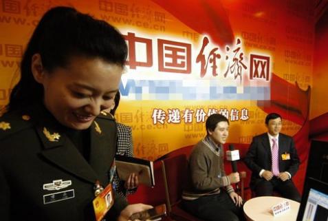 邓中翰接受采访，谭晶候场。