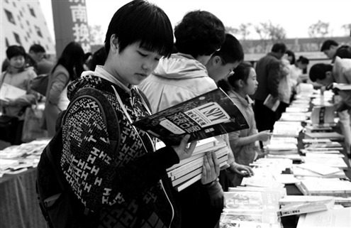 昨日,换书节现场,前来选书的读者络绎不绝 记者傅琪媛摄 在世界读书日来临之际,由济南市文广新局、山东商报主办,济南市图书 馆承办的2014书香泉城济南换书节于昨日在济南市图书馆新馆、群 星广场隆重举办。本次换书节主办方为读者提供了大量畅销新书,包括国 学经典、养生健康系列、畅销小说等,供广大市民现场交换。