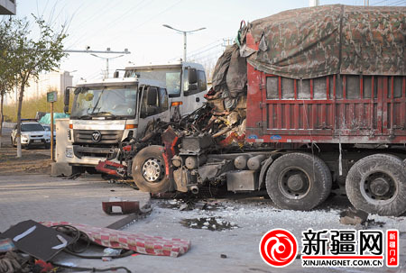 4月22日8时41分,其中一辆发生车祸的红色半挂车车头已被撞掉.
