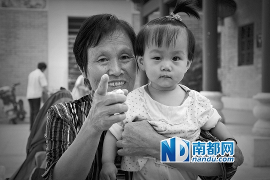 祖孙俩友好地朝作者的镜头微笑。