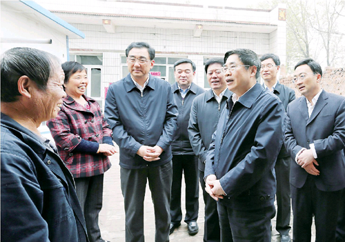 财经资讯 > 正文      省委书记袁纯清在市委书记马天荣,市长席小军等