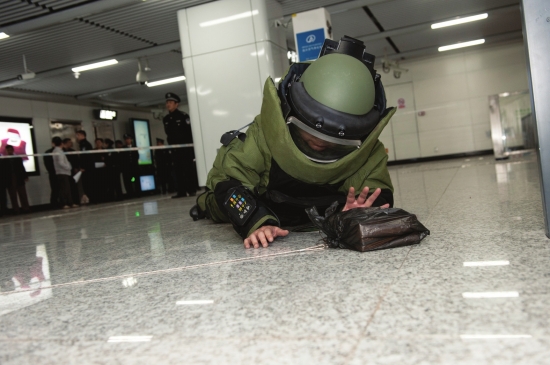 排爆人员正在处理可疑物品。