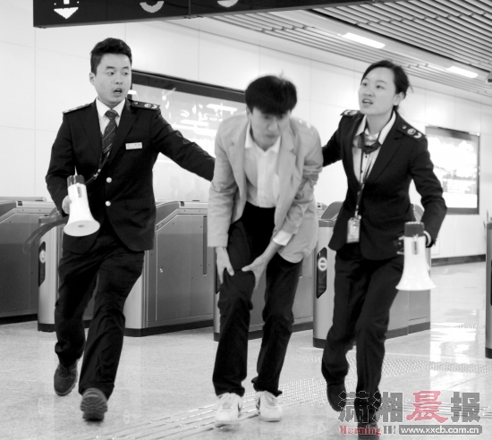 轨道公司工作人员:协助疏散轻伤伤员。