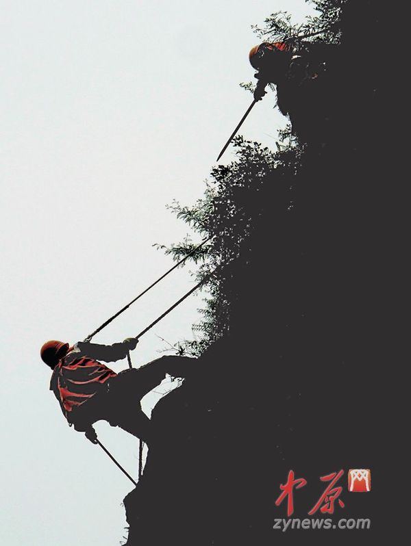 由于常年在铁路两侧的峭壁上攀行清理风化的岩石，孔庄工务段的职工有了一个响亮的绰号——扫山工。