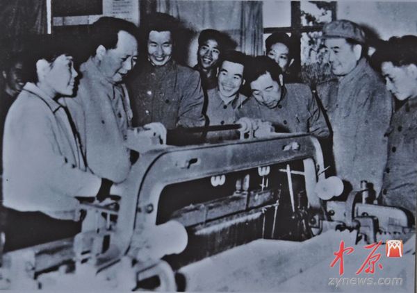 毛泽东参观国棉四厂研制的喷气织机