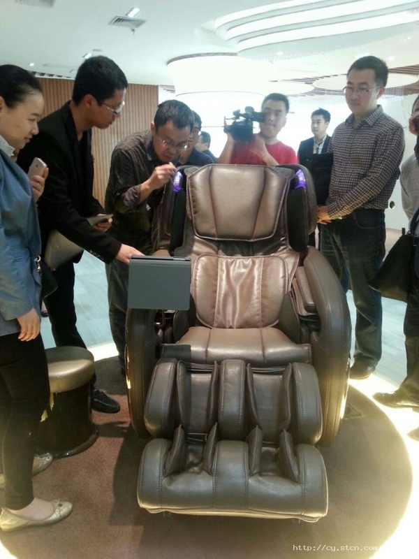 投资者参观目前行业最高端的“制氧按摩椅”售价54800，它具有独特的制氧程序，通过ipad控制,输入年龄，身高，体重等数据，设计个性话的按摩程序。