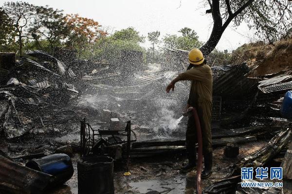 印度新德里一处贫民区发生火灾 500所棚屋损毁