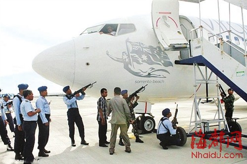 飞机降落时，大批军警严阵以待