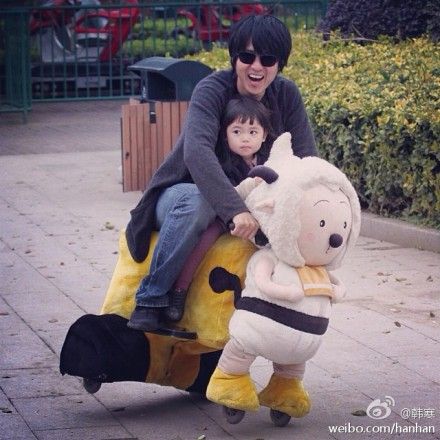 国民岳母韩寒:高端自黑晒童年头戴大红花女装