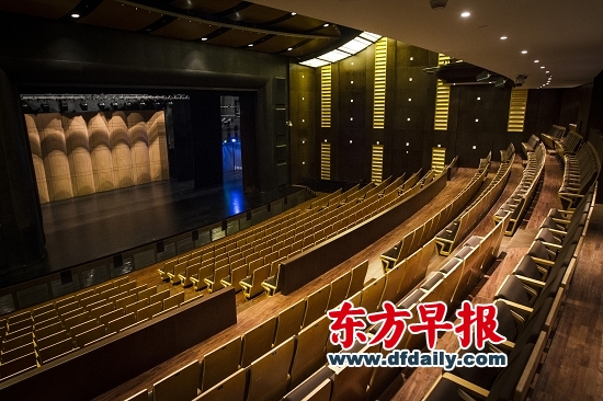 上海大剧院中剧场原先的三层观众席现被改造为两层,座位数也从原来的