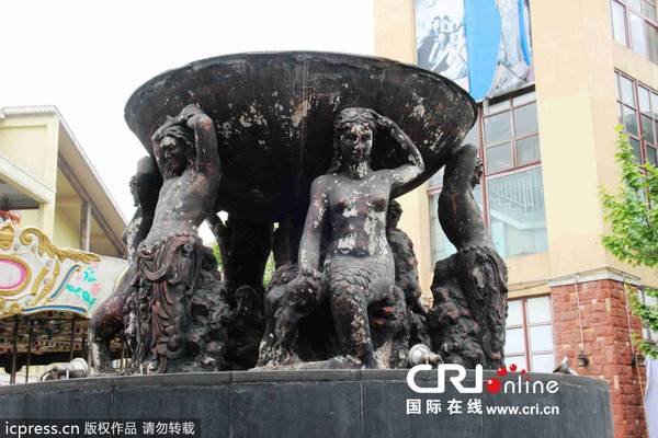 　　2014年4月26日，重庆大学城熙街和四川美术学院校园里摆放的裸女雕塑引发热议。当地市民认为，在大学摆放这样的雕塑有亵渎女性之嫌，而大学生却认为无伤大雅，引发社会争议。图片来源：常旭/东方IC