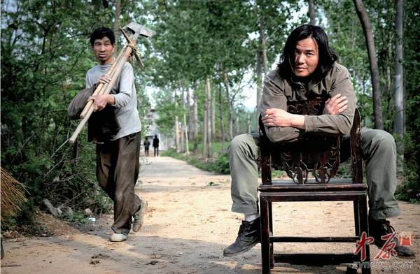 在原居民眼中,村落中的艺术家很另类。