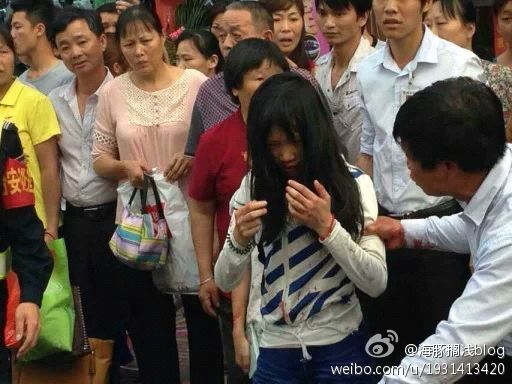 　　4层楼高的脚手架突然倒塌，多人被砸。
