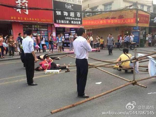 　　4层楼高的脚手架突然倒塌，多人被砸。