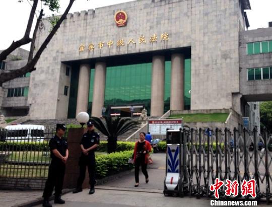 筠连郝氏兄弟涉黑案一审宣判,法院门口加强警戒。 李静怡 摄