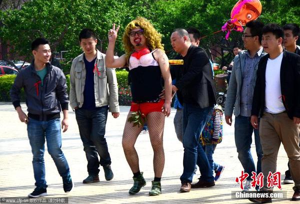 河南一新郎遭恶搞 戴<em>胸罩穿</em>丝袜<em>街头</em>散喜烟|新