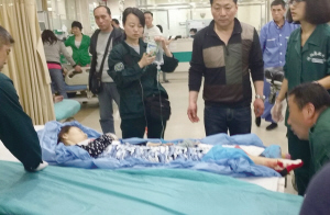 滚动新闻  原标题:冲进人群 医生:女孩的左腿可能会截肢 在中国医科