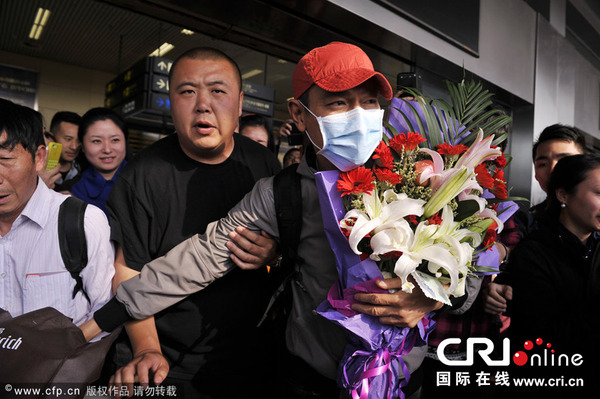 刘德华为电影《失孤》现身重庆机场 戴口罩被