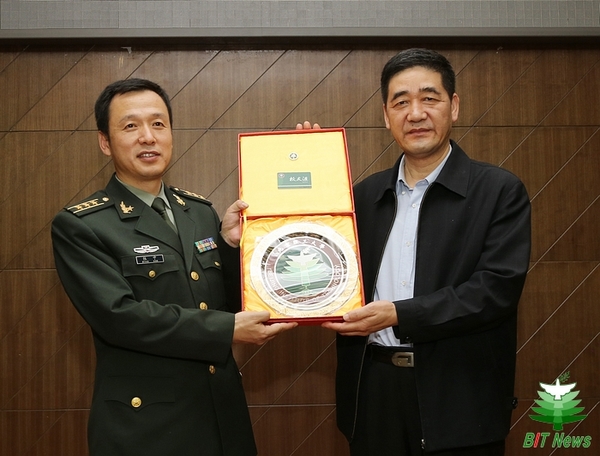 全军优秀指挥军官北理工校友张宁事迹报告会