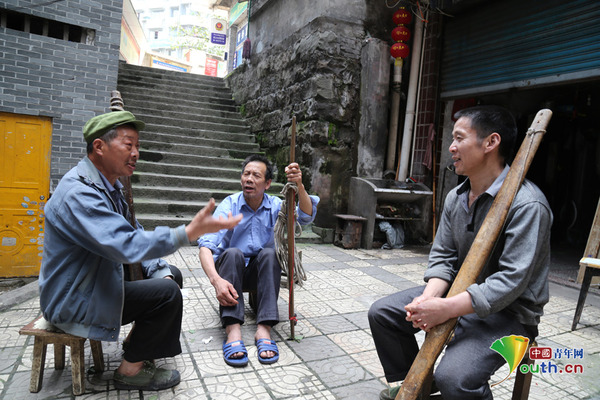 大国总理的棒棒情结|重庆|郑定祥