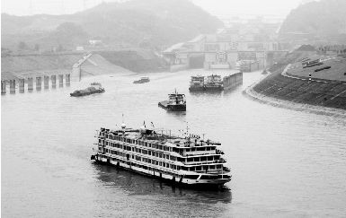 三峡大坝成为长江航运大堵点，不少船只要排队通过船闸。本报记者孙辰摄