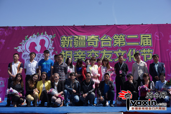 1成功牵手的部分男女嘉宾合影留念 亚心网记者 曹馨月摄影