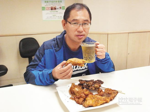 台湾/50岁的黄先生因有喝酒习惯，又爱吃炸鸡、香肠，长期累积罹患...