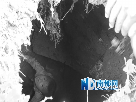 广东中山：小区地面突然坍塌 2岁幼童坠入两米深地洞