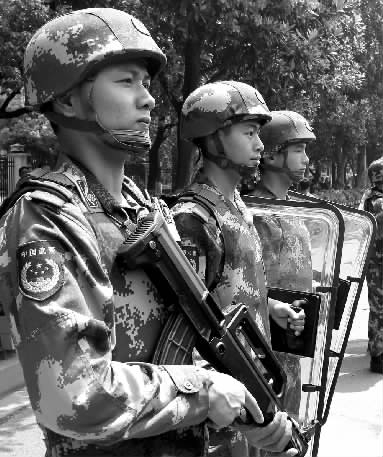 (▲5月3日，手持95式突击步枪的武警官兵在长沙火车站周边武装巡逻。通讯员 向剑锋 摄)