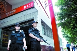 两名特警巡逻到烈士陵园站。