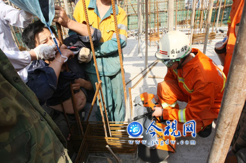 南昌: 男子 工地坠落  钢筋刺穿 身体| 男子 |钢筋_凤