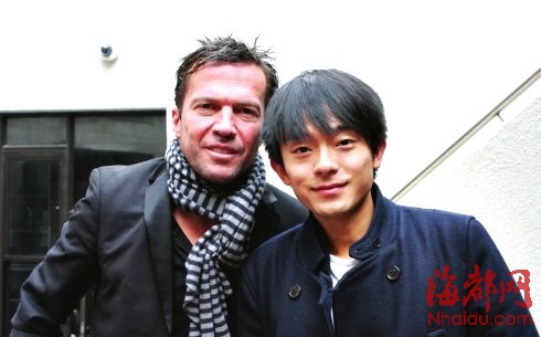 刘骁骞还喜欢足球,这是他和德国退役足球名将、世界巨星克林斯曼(左)的合影(图片来自其微博)