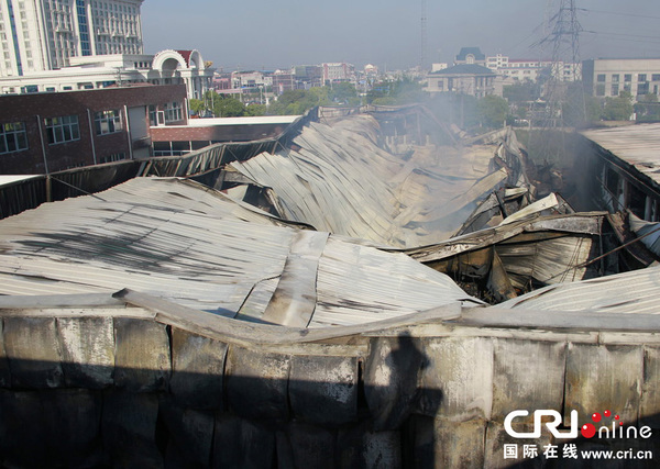 被烧毁的厂房屋顶已经坍塌。图片来源:波波/CFP