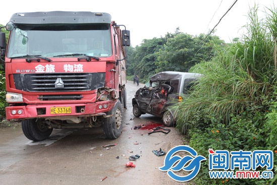 龙海:村民坐面包车去进香 途中遇车祸致1死7伤