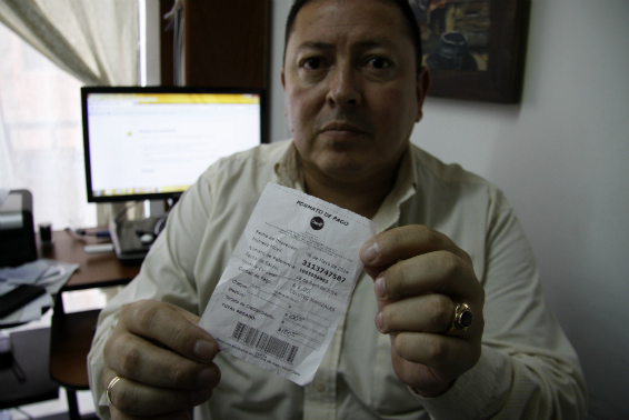 哥伦比亚一名居民因欠1比索网费被断网 愤怒投