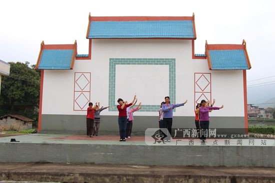 武鸣县太平镇林渌村的文艺队正在排练节目.广西新闻网记者 许乾雷 摄图片
