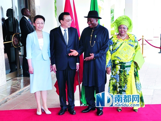 5月7日，李克强在阿布贾出席尼日利亚总统乔纳森举行的欢迎仪式。中新社图