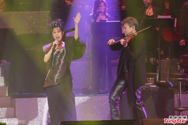 组图:吕珊恭喜钟镇涛喜讯 透露对方未定婚期_