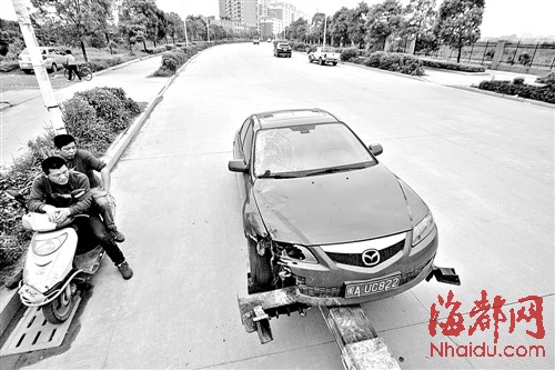 车牌号为闽auc822的小车车头撞损