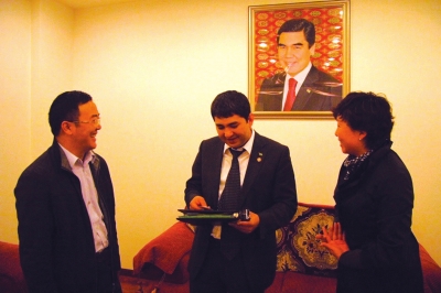 　　5月10日，韩国军(左一)将信交到大使秘书赛尔达手中。右为记者穆珺