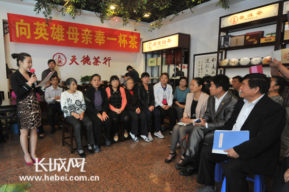 　　向英雄母亲奉茶现场。长城网记者 孙阳 摄